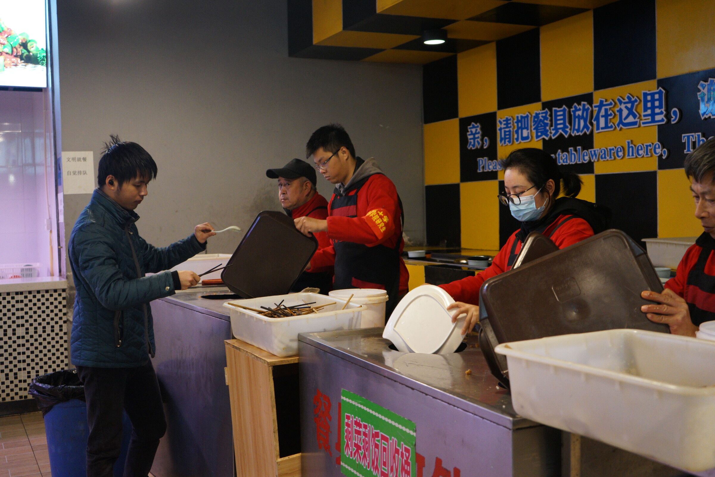 图2 清理饭后餐具.jpg